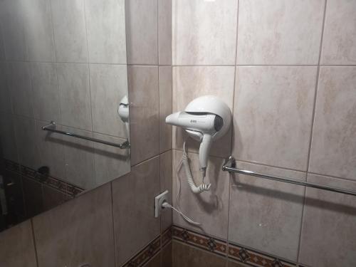 波德戈里察Apartment Filipovic的浴室墙上的白色电话