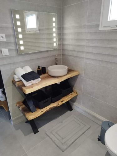 SaulzoirAJC Ô Spa的一间带水槽和镜子的浴室