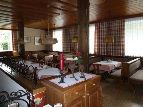 滕嫩山麓圣马丁雪绒花膳食酒店的一间带桌椅和红色蜡烛的餐厅