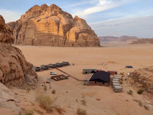 瓦迪拉姆Rehana rum camp的沙漠中的露营区,有山