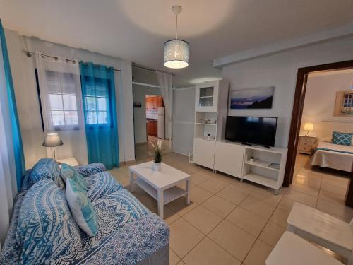 塞博河畔卡莱塔Chinijo Beach的带沙发和电视的客厅