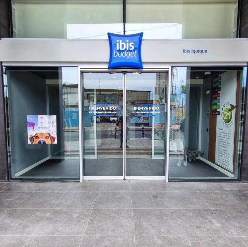 伊基克ibis budget Iquique的门上带有上方标志的商店前
