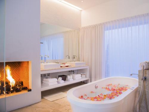 库埃纳瓦卡Anticavilla Hotel Restaurante & Spa的带浴缸的浴室和壁炉。