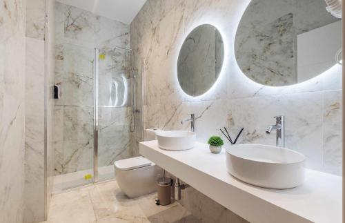马德里Lujo exclusividad espacioso Madrid centro的一间带两个盥洗盆和淋浴的浴室