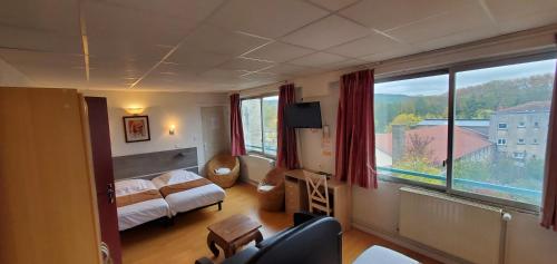 默兹河畔凡尔登Hotel Bar Restaurant Saint Paul的一间卧室设有一张床和一个大窗户