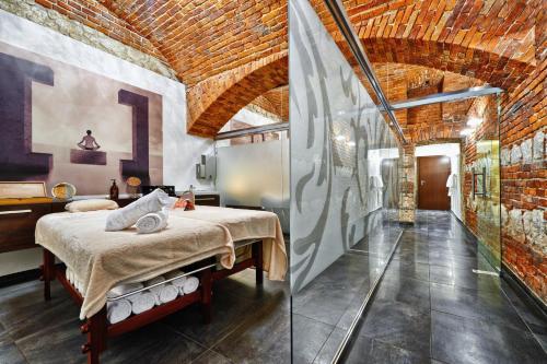 克拉科夫女王精品酒店的一间卧室设有一张床和玻璃墙