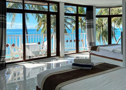 迪弗西Heron Beach Hotel - The Best Maldivian Getaway in Dhiffushi,Maldives的一间带两张床的卧室,享有海景