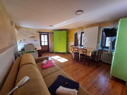 AlpetteGran Paradiso的带沙发的客厅和用餐室