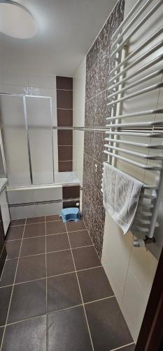拉多姆Miami Vice apartament by Karl的带浴缸的浴室和瓷砖地板。