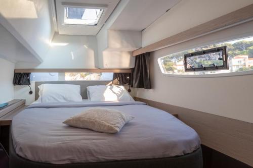 圣温琴佐catamarano isla 40的一间卧室配有一张带窗户的床和一台电视