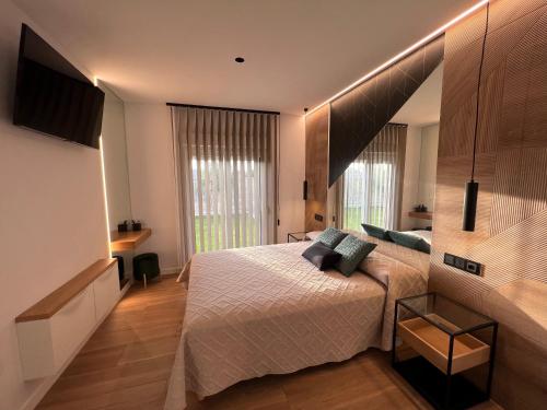 加的斯Loft luxury Mirador的一间卧室设有一张大床和一个大窗户