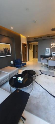 利雅德Luxury apartments - Damac tower的客厅配有沙发和桌子