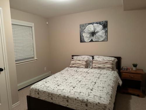 哈利法克斯Nitomik Private Suite的卧室配有一张挂着花卉图案的床。