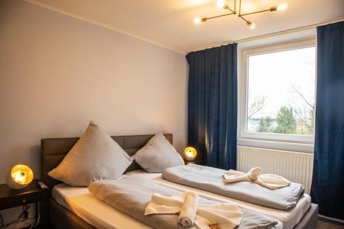 汉诺威Messenah für 5 Gäste mit kostenlosen Parkplätzen的一间卧室配有两张带弓的床铺