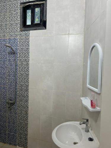 RufisqueVilla Kayus - Toubab Dialaw的一间带水槽和淋浴的浴室