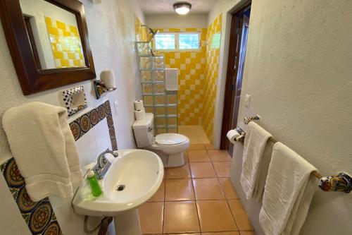 埃斯孔迪多港Zandoyo Bed & Breakfast的一间带水槽和卫生间的浴室