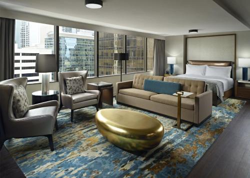 夏洛特欧尼夏洛特酒店的酒店客房,配有床、沙发和椅子