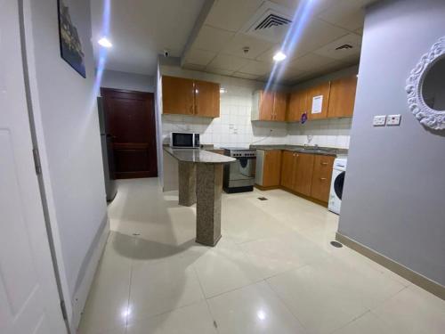 迪拜Short Stay Partition Room in Al Barsha 1 Near Mashreq Metro的一间厨房,房间中间有一个岛屿