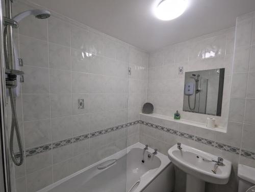 布罗迪菲利Great Location, large 1 bed flat with parking的带浴缸、水槽和浴缸的浴室