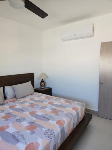 圣何塞德尔卡沃Casa NUEVA ¡San José del Cabo!的一间卧室设有一张床和白色的墙壁