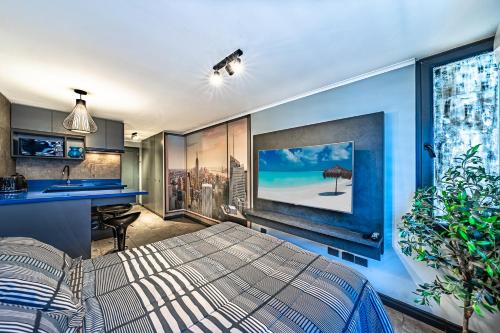 圣地亚哥Encomenderos Design Tech Comfort & Location的一间卧室设有一张床和蓝色的墙壁