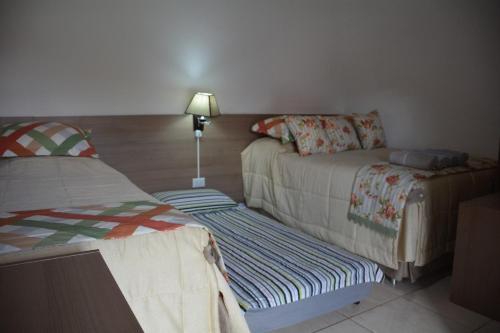伊瓜苏港Reflejos de Luna Llena的一间设有床铺和沙发的房间
