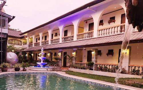 利帕Solano Hotel & Resort At Casa Ysabel的一座建筑前有喷泉的酒店