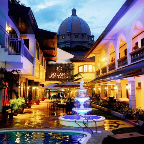 利帕Solano Hotel & Resort At Casa Ysabel的街道中央的喷泉