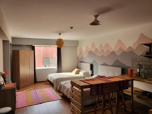 利马Espaciosos y lindos mini apartamentos的卧室配有两张床,墙上挂有山壁画