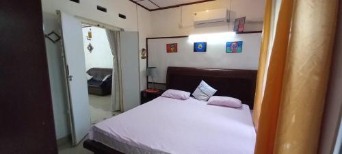 希克杜沃RM Holiday Home的卧室配有白色的床和2个枕头