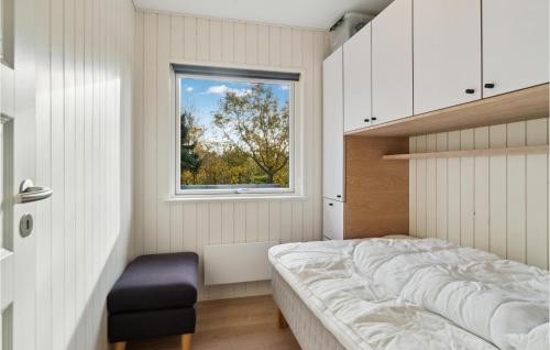 NordbyNice Home In Sams With Wi-fi的一间卧室设有一张大床和一个窗户。