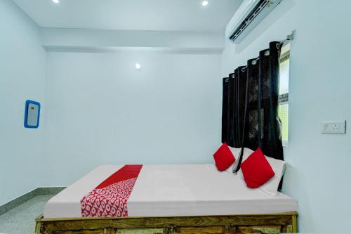 巴特那OYO Flagship Your Room & Guest House的一间卧室配有红色枕头的床