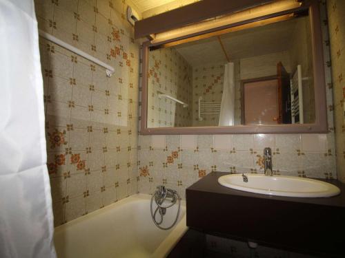 奥瑞斯Appartement Auris, 3 pièces, 8 personnes - FR-1-297-337的一间带水槽、浴缸和镜子的浴室