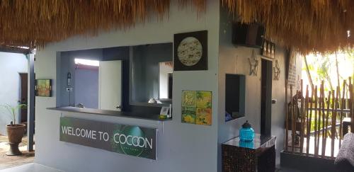 象岛COCOON Koh Chang的餐厅里的柜台,墙上有镜子