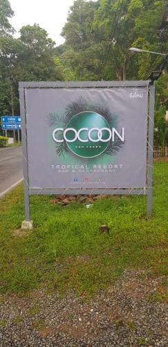 象岛COCOON Koh Chang的路旁的标志