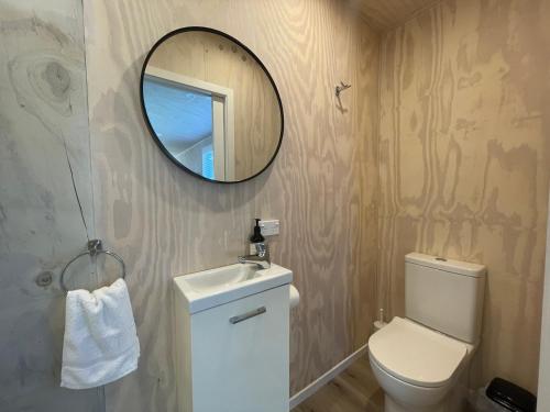 KumeuCotman Cottage on Coatesville的浴室设有白色的卫生间和镜子