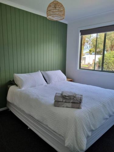 MarloCottage for two, Marlo的卧室配有一张大白色床和窗户
