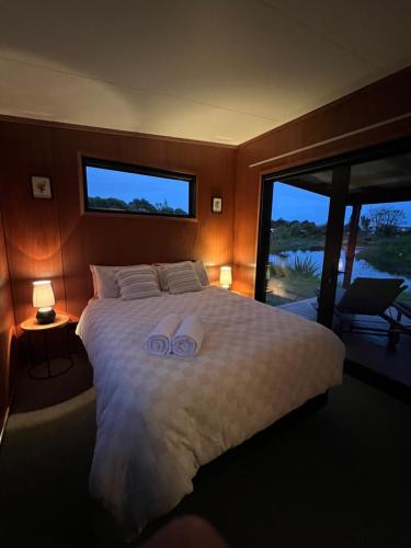 PoharaRelaxing Getaway in Pohara的一间卧室设有一张大床和一个大窗户