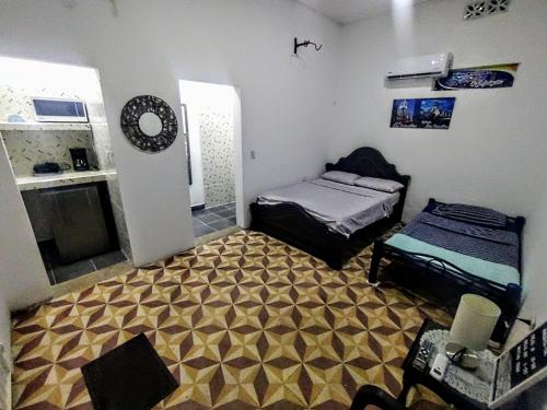 马里基塔SAN SENDERISMO ROOM的一间小房间,配有两张床和厨房
