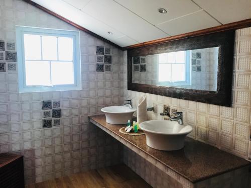 留尼汪Villa Des Flots的浴室设有2个水槽和2面镜子