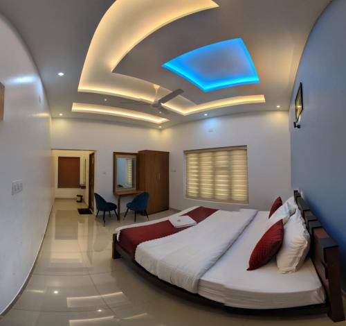 塔里约德SILVERY MOON GRAND VILLA的酒店客房,设有床铺和蓝色天花板