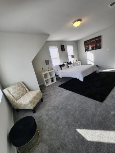 费城The Relaxation Oasis的一间卧室配有一张床和一把椅子