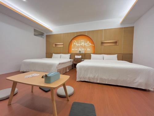 恒春古城风海山会馆的酒店客房设有两张床和一张桌子。