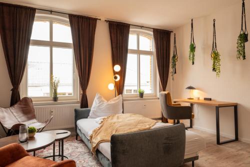 格拉maremar - Style Apartment im Zentrum - Luxus Boxspringbett - Arbeitsplatz - Highspeed WLAN的卧室配有一张床和一张桌子及椅子