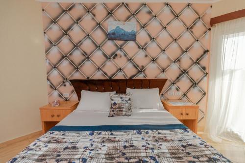 赫尔格达Andalusia Blue Beach Hurghada的一间卧室配有一张带大墙的床
