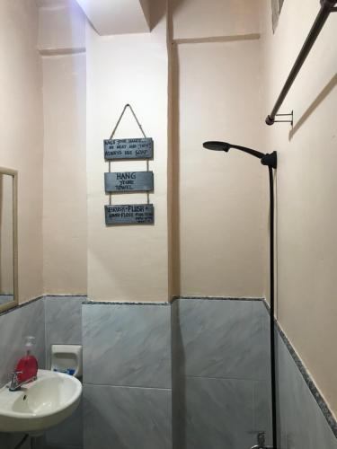 爱妮岛Elmo’s place的带淋浴、水槽和台灯的浴室