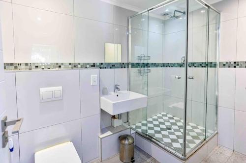 巴利托Seaside 96 - Family only的一间带玻璃淋浴和水槽的浴室
