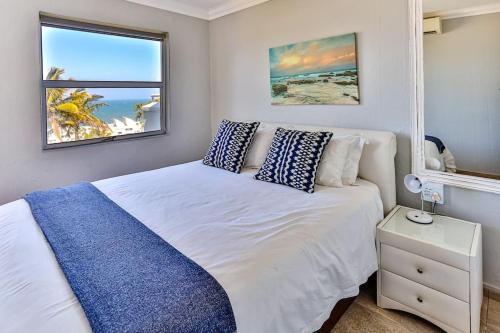 巴利托Seaside 96 - Family only的一间卧室配有白色床和蓝色枕头