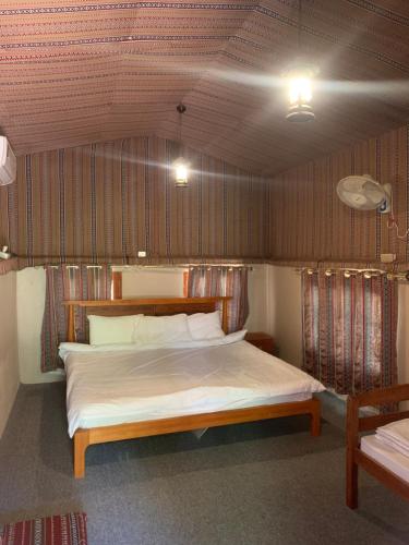Bīmahbait bimah travel lodge的一间卧室,卧室内配有一张大床