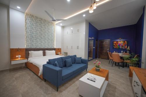 伊斯兰堡The Mark的酒店客房,配有床和蓝色的沙发